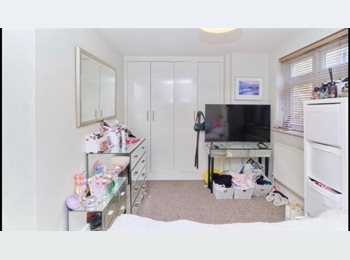 Roomgo UK - Furnished Double with Own Bathroom, Balham - £1,050 pcm