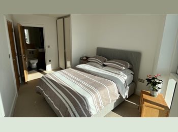 Roomgo UK - Spacious and bright En-suite bedroom, Old Ford - £1,265 pcm