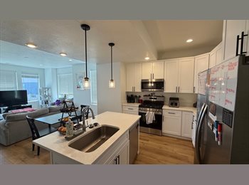 Roomgo US - Two rooms for rent in spacious sandy townhouse, Midvale - $800 pm