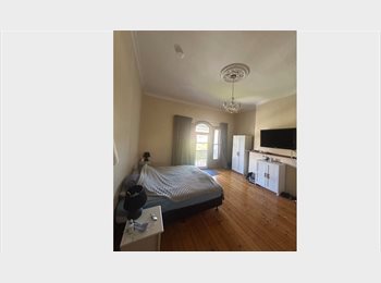 Roomgo AU - Bright Room in the Heart of St Kilda, Melbourne - $500 pw