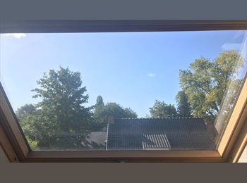 Appartager BE - Chambre pour étudiante dans villa 300 m2 avec jardin dans quartier calme proche Ring et transports, Waterloo - 390 € pm