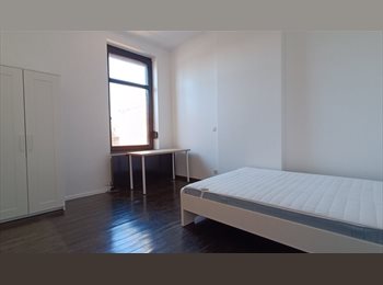 Appartager BE - COLOCATION de 200 m² entièrement rénovée avec jardin. Pour étudiants et jeunes travailleurs, Charleroi - 350 € pm