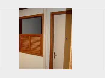 Roomgo BR - Quarto feminino individual, Florianópolis Centro, Florianópolis - R$ 720 Por mês