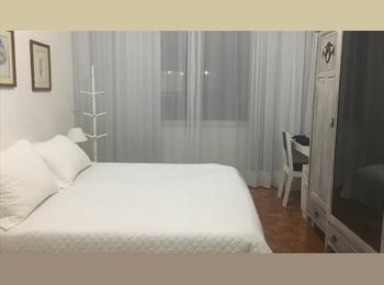 Roomgo BR - Divido apartamento na Avenida Atlântica, Leme - R$ 3.000 Por mês