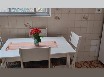 Roomgo BR - Alugo quarto de solteiro, Curitiba - R$ 1.100 Por mês