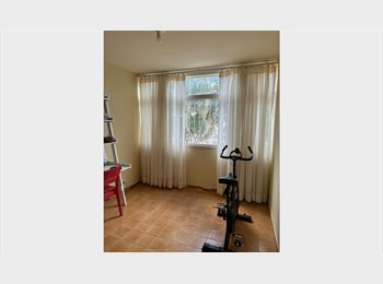 Roomgo BR - Quarto c/ armário embutido SQN 409, Brasília - R$ 2.500 Por mês