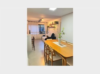 Roomgo BR - Alugo quarto feminino, Porto Alegre - R$ 1.200 Por mês