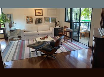 Roomgo BR - Suíte com armários + vaga de garagem - 1 pessoa - Pamambi, Morumbi - R$ 2.480 Por mês