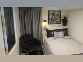 Roomgo CA -  Convenient Furnished Room for Rent in female housing, Toronto - $590 pcm