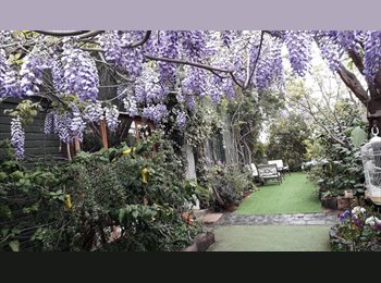 CompartoDepto CL - Habitación en casa con jardín y todos servicios incluidos. El Golf,  Las Condes/Providencia., Providencia - CH$400.000 por mes