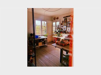 CompartoDepto CL - Pieza amplia casa antigua con balcón sol todo el día, Ñuñoa - CH$330.000 por mes