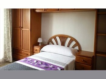 Roomgo ES - Habitaciónes (amplia) en piso Dúplex de 113 m² con terraza, Córdoba - 220 € por mes