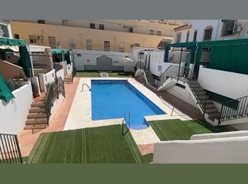 Roomgo ES - Habitación grande con balcón en casa con piscina – barrio tranquilo y bien comunicado, Malaga - 355 € por mes