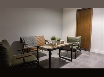 Roomgo HK - Spacious Twin Room in MongKok Walk-up, Mong Kok - HKD5,300 pcm