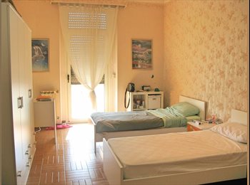 Roomgo IT - Ampia e luminosa singola solo studenti, Trieste - 370 € al mese