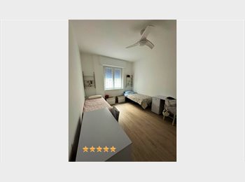 Roomgo IT - Ampia camera doppia, Centrale - Loreto - 500 € al mese