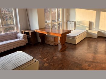 Roomgo IT - Posto letto in grande camera doppia, Centrale - Loreto - 450 € al mese