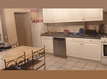 Appartager LU - Big furnished bedroom in Luxembourg City near Gasperich (Cloche d'Or) in private house, Luxembourg - 785 € / Mois