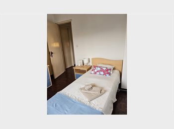 Roomgo PT - Quarto estudantes raparigas Lumiar, Lisboa - 460 € Por mês
