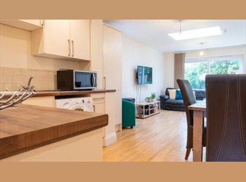 Roomgo UK - Lovely Student/Young Professional House in the heart of Cheltenham's Student Area, Cheltenham - £573 pcm