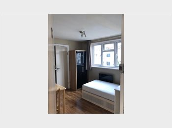 Roomgo UK - Second floor studio flat with a shared main kitchen to let located on Cazenove Road,, Stamford Hill - £1,300 pcm