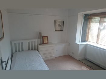 Roomgo UK - ROOM FOR RENT BOOKHAM SURREY, Leatherhead - £700 pcm