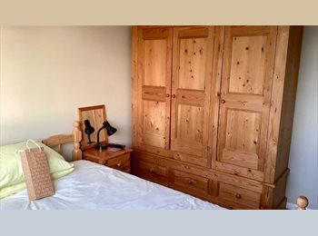 Roomgo UK - SPACIOUS DOUBLE ROOM TO RENT - MONDAY TO FRIDAY ONLY, Gloucester - £500 pcm