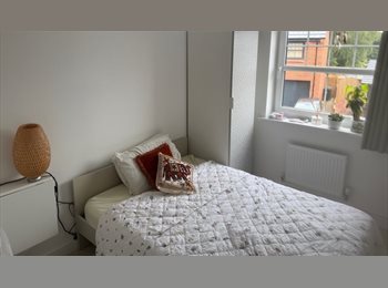Roomgo UK - Double room 15 minutes walk from Tameside Hospital, Ashton-under-Lyne - £650 pcm