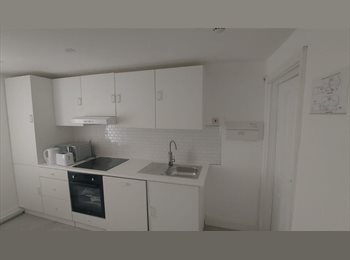 Roomgo UK - Large doubles with ensuite + Furniture upgrades, Oldham - £625 pcm