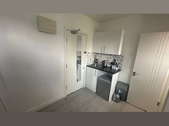 Roomgo UK - Spacious Ensuite Room to Rent | Bellingham SE6, Bellingham - £1,150 pcm