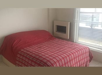 Roomgo UK - Furnished Double Room in Penthouse, Poplar - £1,100 pcm