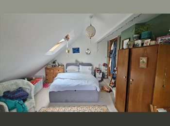Roomgo UK - Big sunny attic room with views., Totnes - £700 pcm