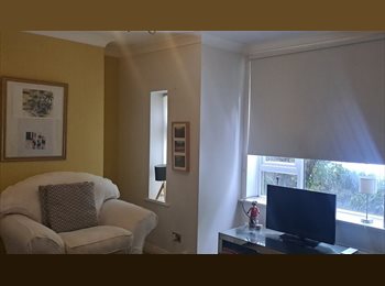 Roomgo UK - Double Room with Own Lounge in Spacious Ground Floor Flat, Altrincham - £750 pcm