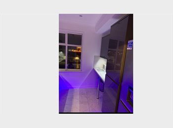 Roomgo UK - Spacious Room in Crayford - All Bills Included, Crayford - £800 pcm