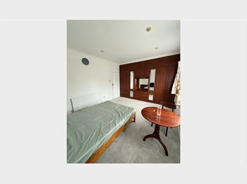 Roomgo UK - Double bedroom available, Hanwell - £800 pcm