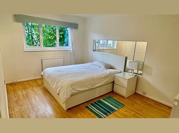 Roomgo UK -  Bright Double Room with Private Study – Quiet Home Beside Nature Reserve (Wallington SM6), Beddington - £980 pcm