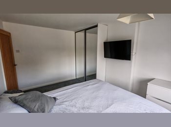 Roomgo UK - Bills Inclusive! 1 large bedroom in shared house., Filton - £1,000 pcm