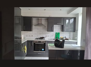 Roomgo UK - Flat Share, Kingston, No Deposit Required, Norbiton - £890 pcm