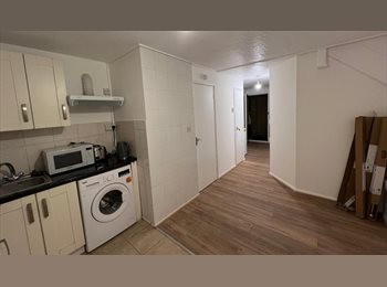 Roomgo UK - Ground floor 1 bedroom flat with a front garden to let located in Hackney, London E9., Homerton - £1,700 pcm