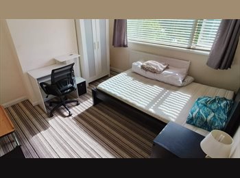 Roomgo UK - Bright Big double Room for rent, closer to transport and amenities, Northolt - £800 pcm