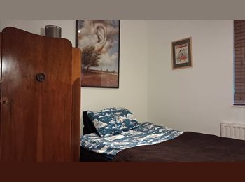 Roomgo UK - Lovely double room for Mon-Fri lodger, Grove Park - £600 pcm