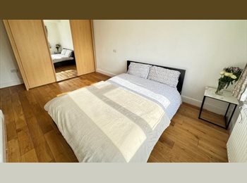 Roomgo UK - Large King with Single/Small Double in Edgware, Hendon - £1,000 pcm