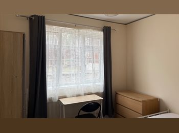 Roomgo UK - Double room in a quiet, clean flat in Earlsfield, Earlsfield - £867 pcm