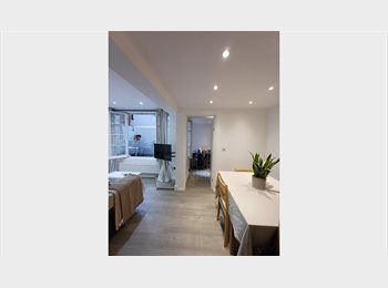 Roomgo UK - Cosy 2 En-suite Bedroom Flat with Terrace, Chelsea - £1,332 pcm