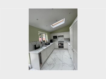 Roomgo UK - Double Bedroom, Mottingham - £800 pcm