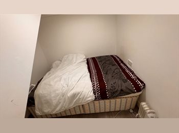 Roomgo UK - A family looking for single or couples or anyone for box room in aldershot, Aldershot - £550 pcm