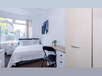 Roomgo UK -  Beautiful Ensuite Rooms – All Bills Included – M14 Manchester, Longsight - £740 pcm