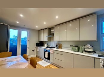 Roomgo UK - Spacious double room in modern house in prime area, West Ealing - £1,000 pcm
