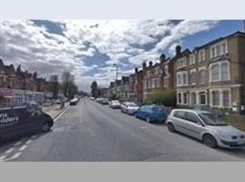 Roomgo UK - Spacious Double Room in Flat Share Sydenham SE26, Sydenham - £600 pcm