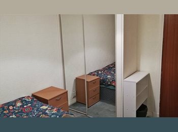 Roomgo UK - 3 Bedroom Flat Near University of Glasgow West End, Hillhead - £550 pcm